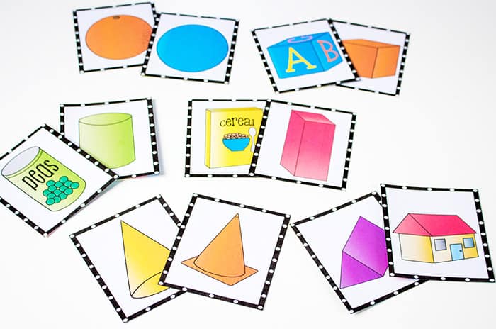 Gratis printbar 3D Shape-aktivitetspakke! 4 sjove aktiviteter til at lære om 3D-former: Formspincover, Memory Game, Flip Book og billedstøttede sætningsopbygningskort. Børnene vil elske at lære om 3D-former med disse praktiske aktiviteter!