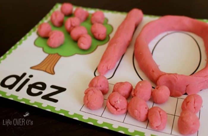Free Play Dough Tree Counting Mats for 1-10: Spanish Version 7 the play dough tree counting mat for the number 10.