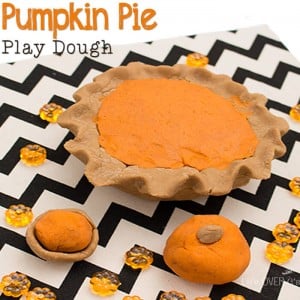 Get ready for Thanksgiving dinner with this super fun pumpkin pie playdough activity. (Perfect for keeping the kids busy while you cook...)